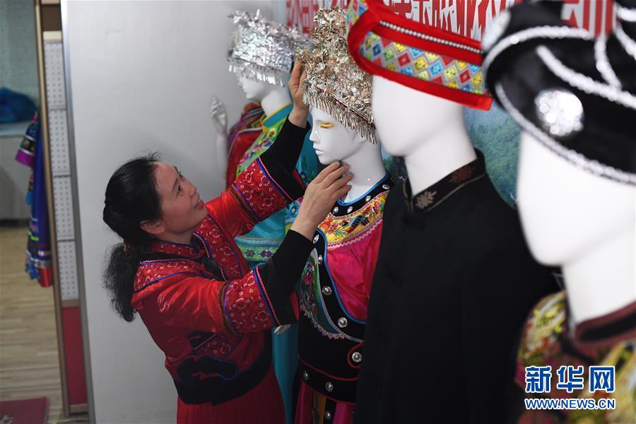 （兩會人物·圖文互動）（5）帶娃、賺錢兩不誤——一位農(nóng)民工代表眼中的脫貧新工作