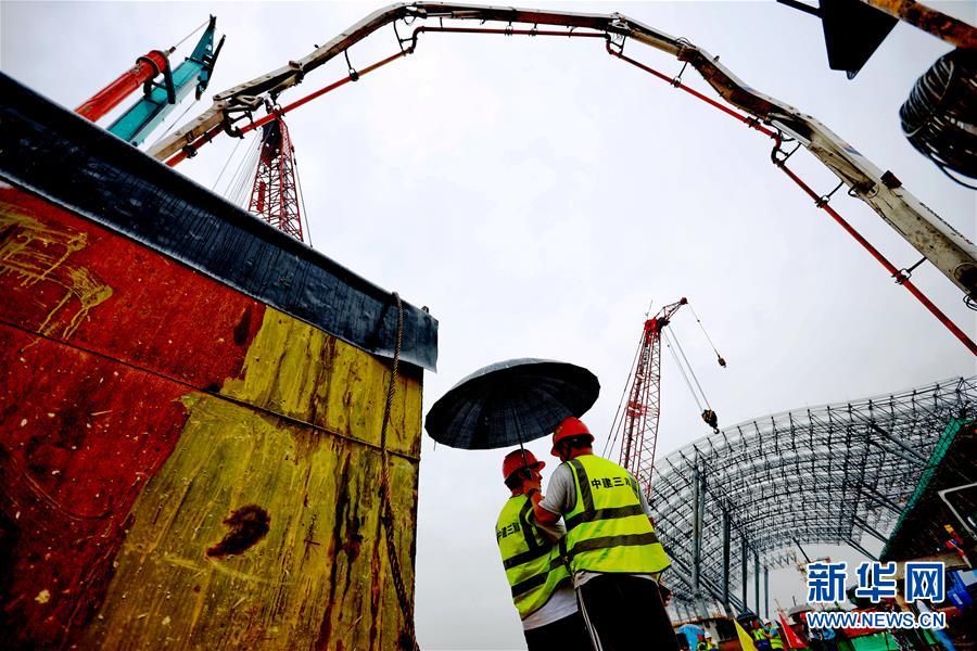 （兩會·熱點畫報）（20）代表委員建言統(tǒng)籌做好經(jīng)濟(jì)社會發(fā)展工作