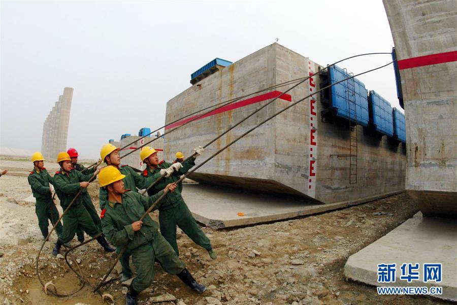 (圖文互動(dòng))(3)在共和國(guó)的豐碑上——聚焦重大國(guó)家工程中的人民子弟兵