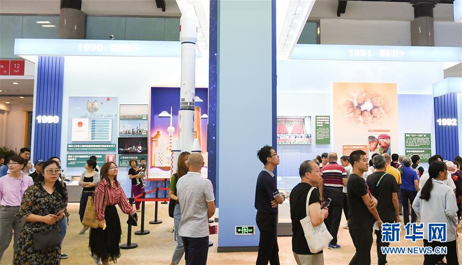 （新華全媒頭條&middot;圖文互動(dòng)）（8）人間正道是滄桑&mdash;&mdash;獻(xiàn)給中華人民共和國70周年華誕