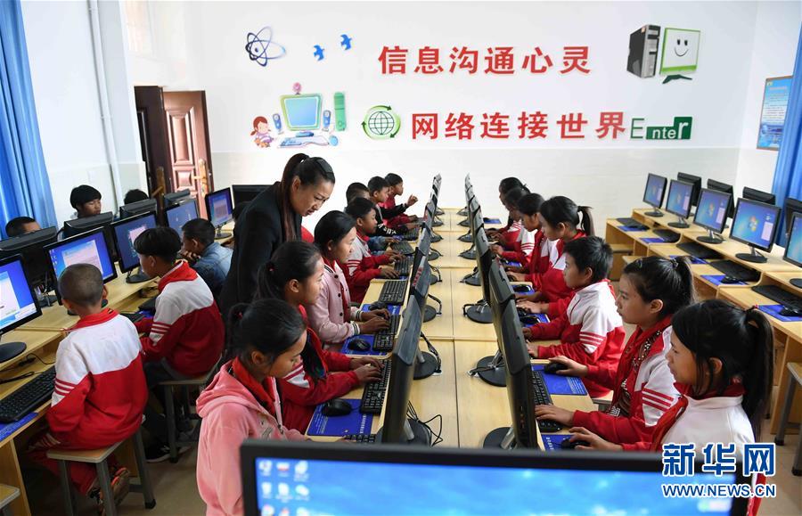 （新華全媒頭條·圖文互動(dòng)）（8）上下同心再出發(fā)——習(xí)近平總書記同出席2019年全國(guó)兩會(huì)人大代表、政協(xié)委員共商國(guó)是紀(jì)實(shí)