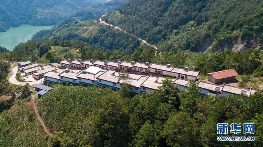 （在習近平新時代中國特色社會主義思想指引下&mdash;&mdash;新時代新作為新篇章&middot;總書記關心的百姓身邊事&middot;圖文互動）（1）&ldquo;四好農(nóng)村路&rdquo;：通向幸福，通向遠方