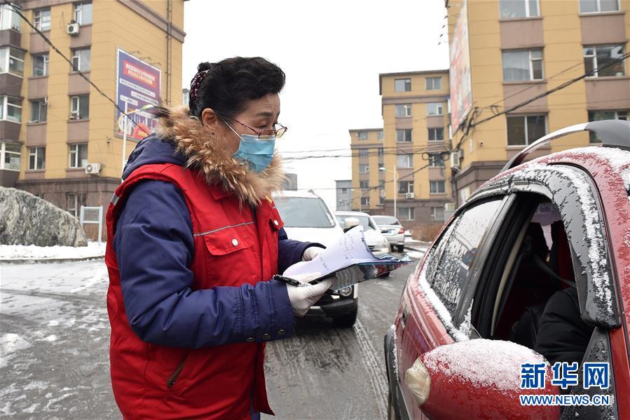 （習(xí)近平致敬的戰(zhàn)“疫”英雄·社區(qū)工作者篇·圖文互動）（1）他們，堅(jiān)守一線戰(zhàn)風(fēng)雨