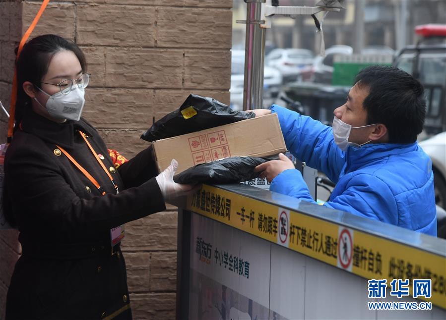 （習(xí)近平致敬的戰(zhàn)“疫”英雄·社區(qū)工作者篇·圖文互動）（3）他們，堅(jiān)守一線戰(zhàn)風(fēng)雨