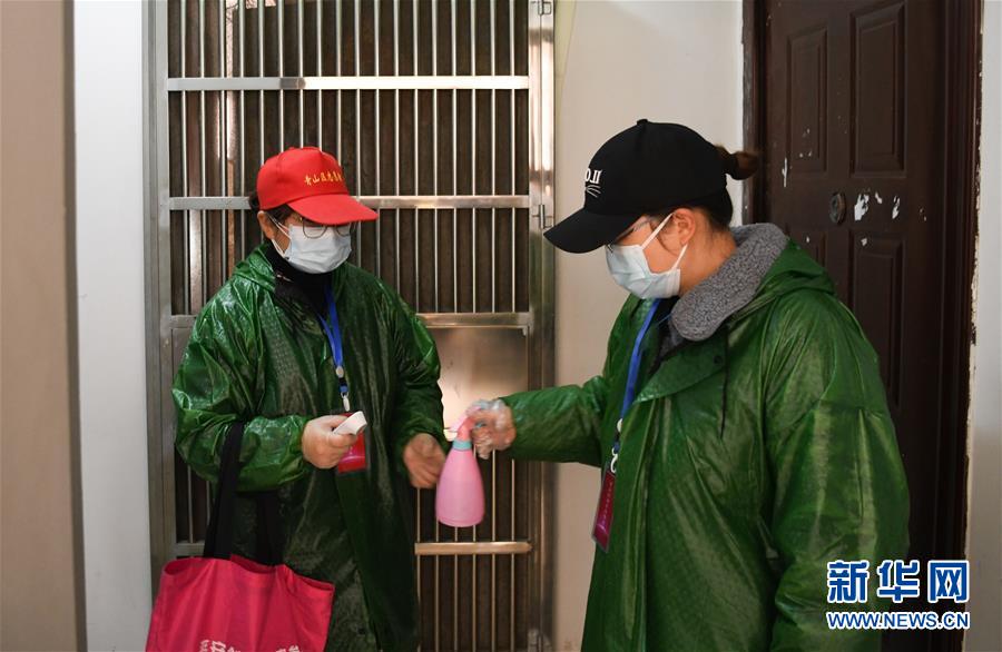 （習(xí)近平致敬的戰(zhàn)“疫”英雄·社區(qū)工作者篇·圖文互動）（9）他們，堅(jiān)守一線戰(zhàn)風(fēng)雨