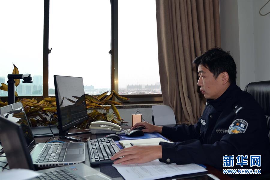 （習(xí)近平致敬的戰(zhàn)&ldquo;疫&rdquo;英雄&middot;公安干警篇&middot;圖文互動(dòng)）（8）他們，抗疫一線鑄警魂