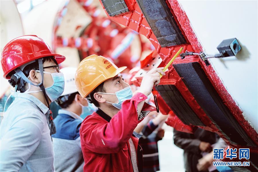 （在習(xí)近平新時代中國特色社會主義思想指引下——新時代新作為新篇章·習(xí)近平總書記關(guān)切事·圖文互動）（1）最有力的支撐，最堅(jiān)決的攀登——記錄奮戰(zhàn)在復(fù)工復(fù)產(chǎn)一線的科技工作者