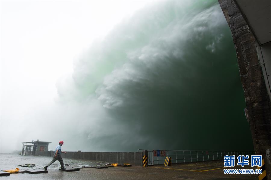 (在習(xí)近平新時(shí)代中國特色社會(huì)主義思想指引下——新時(shí)代新作為新篇章·習(xí)近平總書記關(guān)切事·圖文互動(dòng))(1)黑科技 縛洪魔——現(xiàn)代科技提升防汛救災(zāi)硬實(shí)力