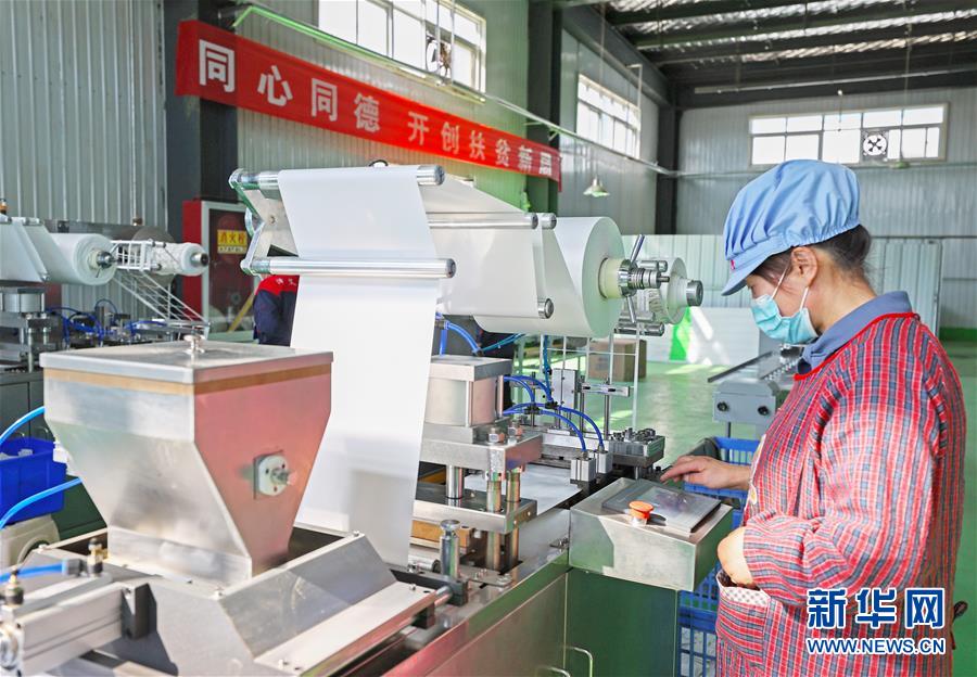 （在習(xí)近平新時代中國特色社會主義思想指引下&mdash;&mdash;新時代新作為新篇章&middot;習(xí)近平總書記關(guān)切事&middot;圖文互動）（2）&ldquo;綠色銀行&rdquo;發(fā)工資、&ldquo;股東&rdquo;分紅來敲門&hellip;&hellip;&mdash;&mdash;探索長效脫貧致富新機制見聞