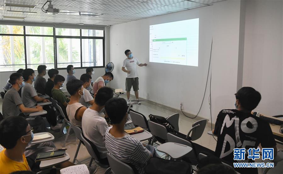 （在習(xí)近平新時代中國特色社會主義思想指引下&mdash;&mdash;新時代新作為新篇章&middot;習(xí)近平總書記關(guān)切事&middot;圖文互動）（9）我家大門常打開&mdash;&mdash;經(jīng)濟(jì)特區(qū)全方位對外開放故事