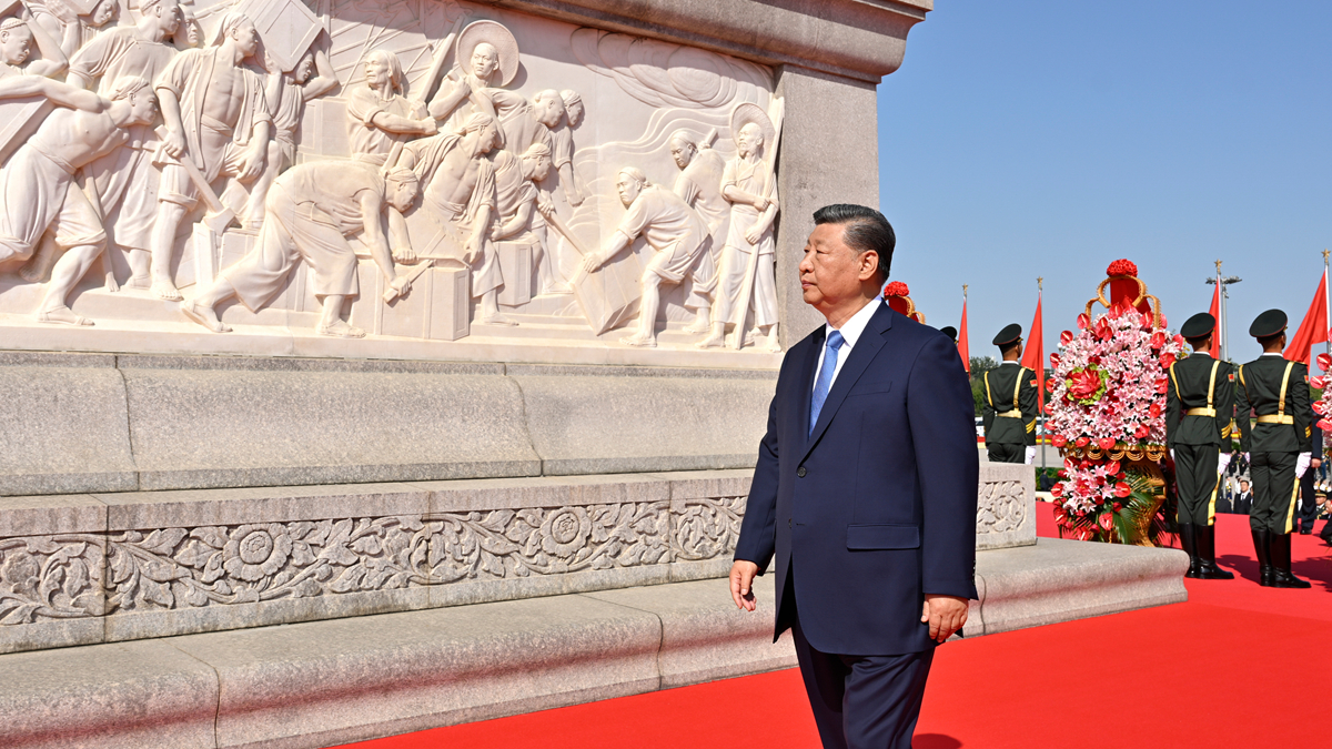 習(xí)近平等黨和國家領(lǐng)導(dǎo)人出席烈士紀(jì)念日向人民英雄敬獻花籃儀式