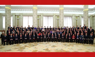 慶祝大會結(jié)束后，習近平等同受表彰人員及親屬代表合影留念