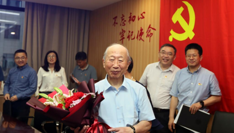 新黨員陳振新：“雖已耄耋，紅心向黨！”