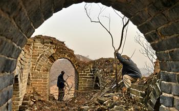 北京延慶:冬日養(yǎng)護(hù)古長城