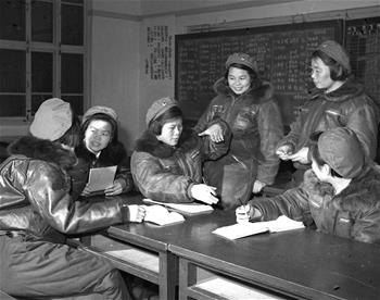 第一批女飛行員：毛澤東稱贊，細(xì)妹子不簡(jiǎn)單，飛得好高啊