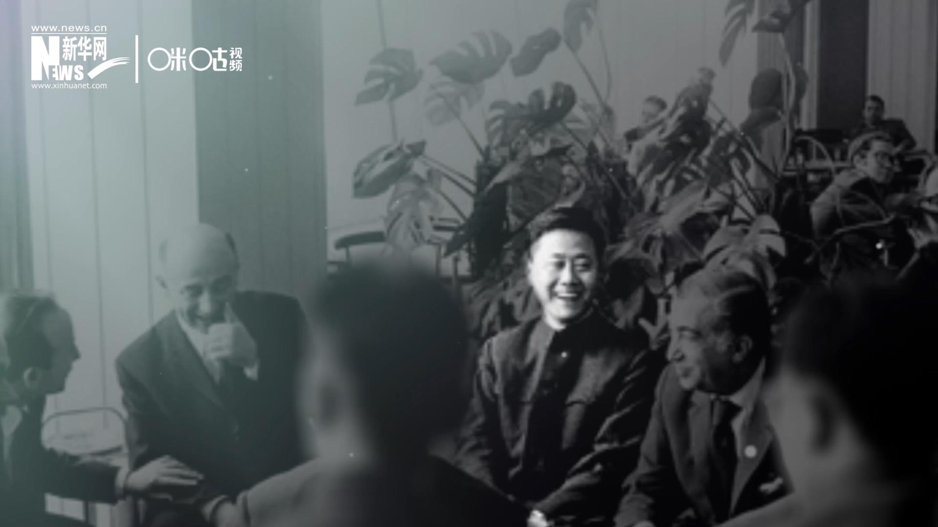 照片里的這個(gè)人是高梁，原新華社國(guó)際部記者。原本作為代表團(tuán)隨行記者的他接到通知，由他帶領(lǐng)一支先遣小組先行去紐約。