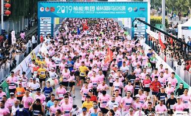 從沙漠跑向綠洲！“塞上明珠”用馬拉松促城市轉(zhuǎn)型