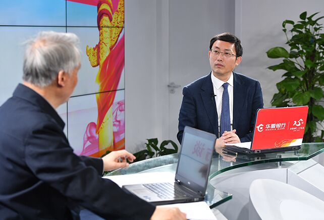 您再給我們梳理一下，黨章中有關(guān)“基本路線”的修改情況。