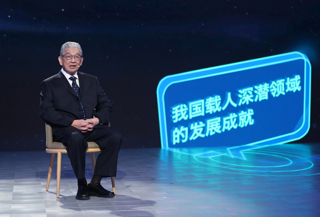 抱著要建造先進(jìn)的海軍裝備保家衛(wèi)國的心愿，考入了交通大學(xué)造船系