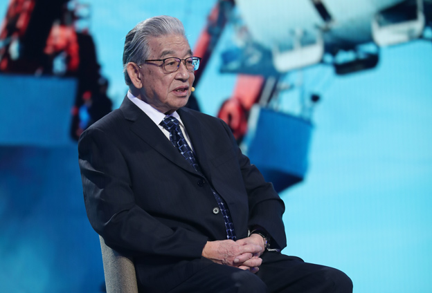 中華民族實(shí)現(xiàn)了可上九天攬?jiān)?，可下五洋捉鱉的宏偉夙愿