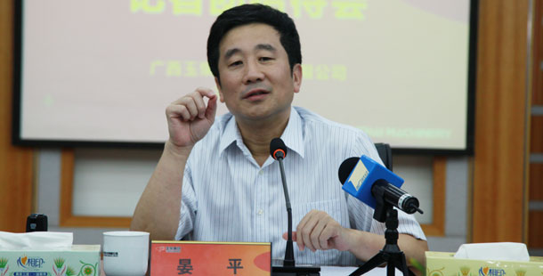 玉柴集團(tuán)公司董事局主席晏平——大家可能不一定認(rèn)識我，但是大家一定坐過裝配玉柴發(fā)動機(jī)的客車、公交車，因為玉柴發(fā)動機(jī)裝配在全國超過60%的客車、公交車上。玉柴發(fā)動機(jī)能夠陪伴大家上班、回家、逛街，我很自豪。我們將繼續(xù)制造更多更好的綠色產(chǎn)品，造福社會和百姓。