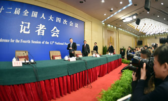 尚福林、劉士余、項(xiàng)俊波等步入會(huì)場(chǎng)