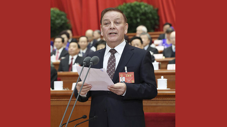 艾力更&middot;依明巴海主持會(huì)議