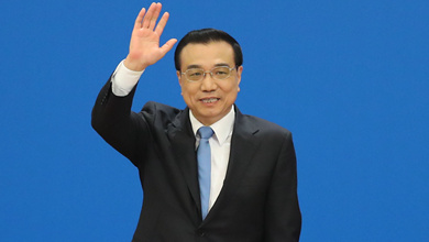 記者會(huì)結(jié)束后，李克強(qiáng)揮手致意