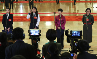 吳敏霞、杜玉濤、蒙曼、盧麗安代表接受采訪