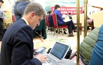 在你看不見的角落，中外記者這樣工作