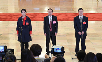 姜妍、康紅普、劉宗富代表接受采訪