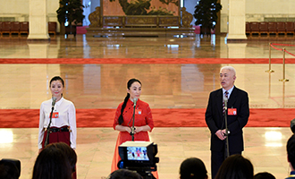 肖笑波、侯艷、徐俊代表接受采訪