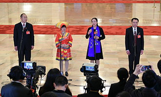 蔡松濤、杜麗群、楊小玲、賈立群代表接受采訪