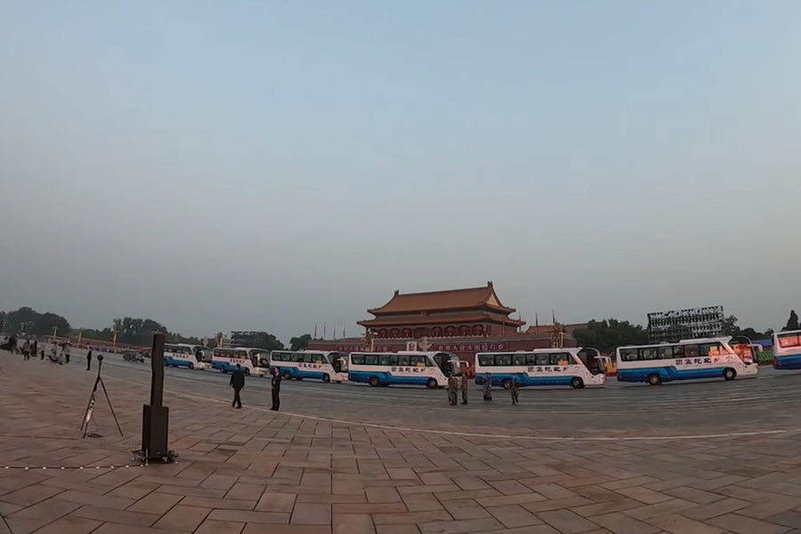 10月1日清晨的天安門城樓和長安街，燈火通明，正在準(zhǔn)備慶祝大會(huì)的工作人員雖然緊張忙碌，但仍顯得井然有序