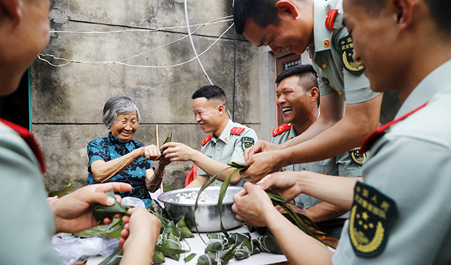 端午節(jié)，家里來了親人子弟兵