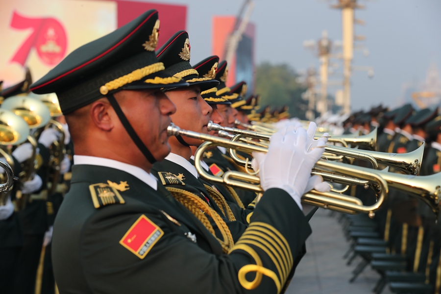 解放軍聯(lián)合軍樂團(tuán)在廣場(chǎng)就位后進(jìn)行準(zhǔn)備工作和試奏。據(jù)了解，解放軍聯(lián)合軍樂團(tuán)此次演奏是從開國大典至今歷次閱兵以來演奏曲目最多的一次，不少曲目是為此次閱兵量身打造的全新作品，此次也是歷次女演奏員最多的一次。