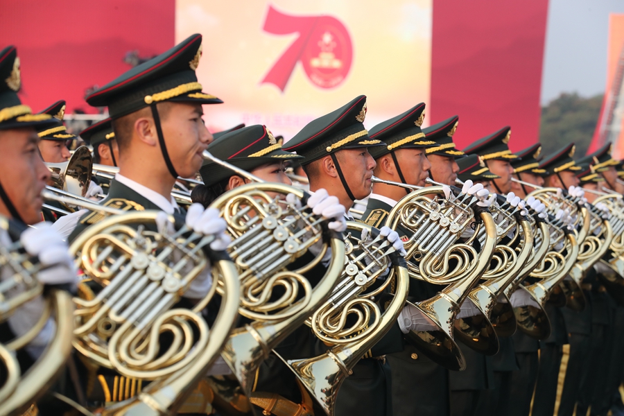 解放軍聯(lián)合軍樂團(tuán)在廣場(chǎng)就位后進(jìn)行準(zhǔn)備工作和試奏。據(jù)了解，解放軍聯(lián)合軍樂團(tuán)此次演奏是從開國大典至今歷次閱兵以來演奏曲目最多的一次，不少曲目是為此次閱兵量身打造的全新作品，此次也是歷次女演奏員最多的一次。