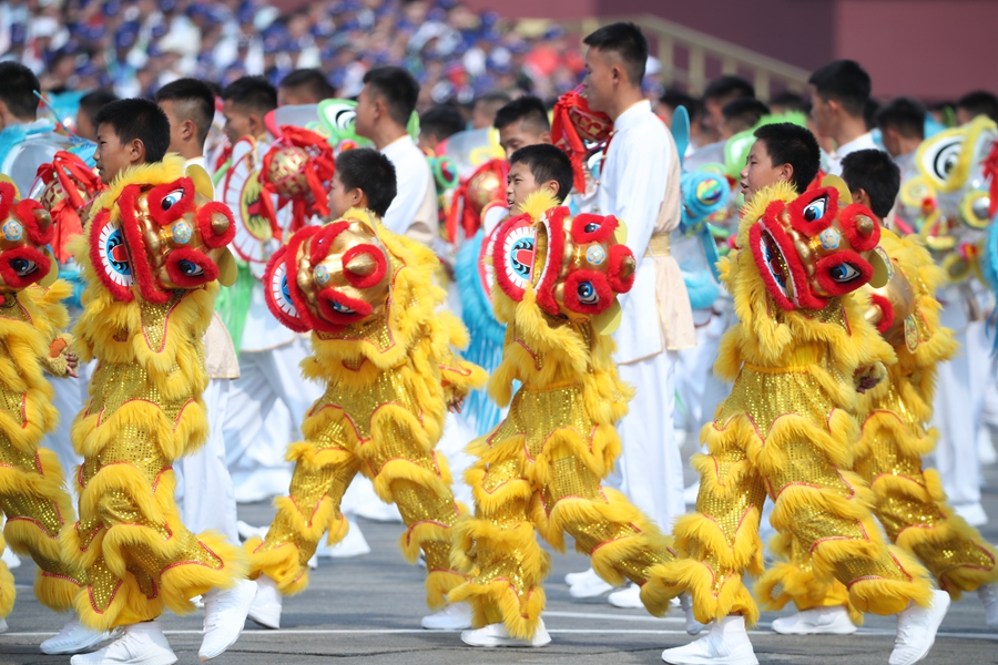 群眾大游行，歡樂的海洋！