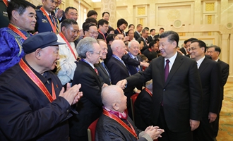 慶祝大會結(jié)束后，習(xí)近平等會見受表彰人員及親屬代表