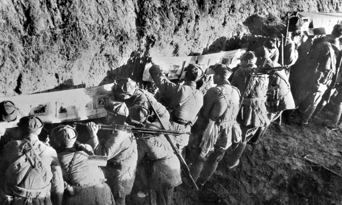 1948年冬，淮海戰(zhàn)役期間，雙堆集前沿陣地舉辦的戰(zhàn)地影展，深受解放軍戰(zhàn)士歡迎。新華社稿  袁克忠攝