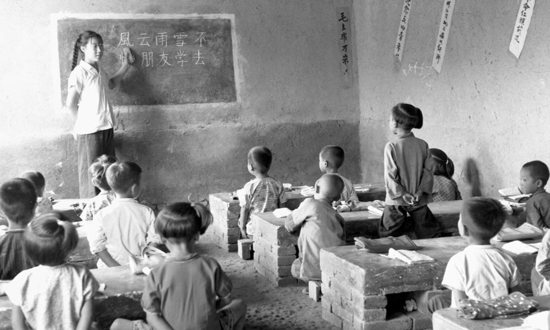 1964年夏，河北省壩縣煎茶鋪公社西煎大隊(duì)，一所耕讀小學(xué)的學(xué)生們在上課。新華社記者梁一丁攝