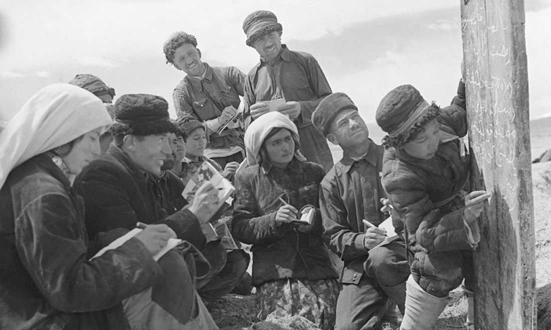 1960年6月，新疆慕士塔格峰下，大人們在小學(xué)生幫助下學(xué)習(xí)文化。新華社記者武純展攝