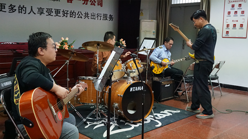 追夢(mèng)中國(guó)人|侯孝輝：左手方向盤，右手麥克風(fēng)