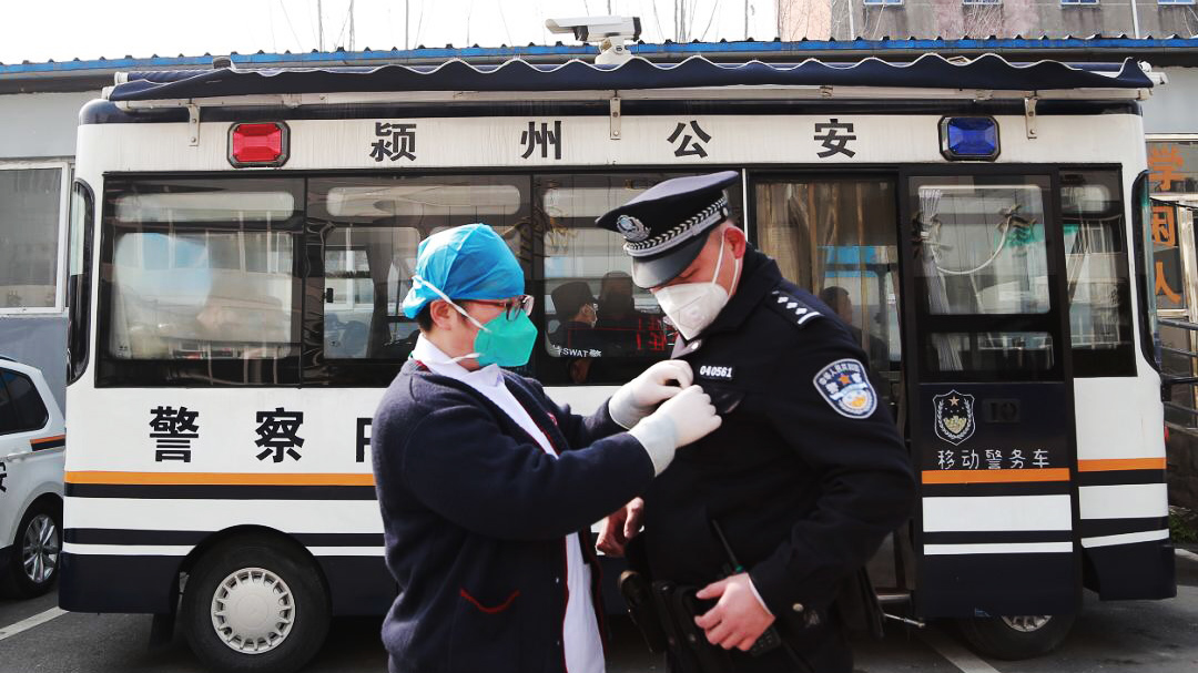 警察魏云龍：咫尺之間，各自奮戰(zhàn)