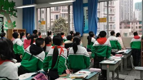 課上到一半，同學(xué)們卻把頭望向了外面！校長說：點(diǎn)贊！