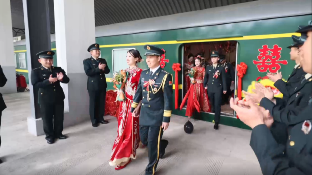 火車(chē)當(dāng)&ldquo;婚車(chē)&rdquo;，東風(fēng)快遞員最有排面的&ldquo;幸福軍列&rdquo;
