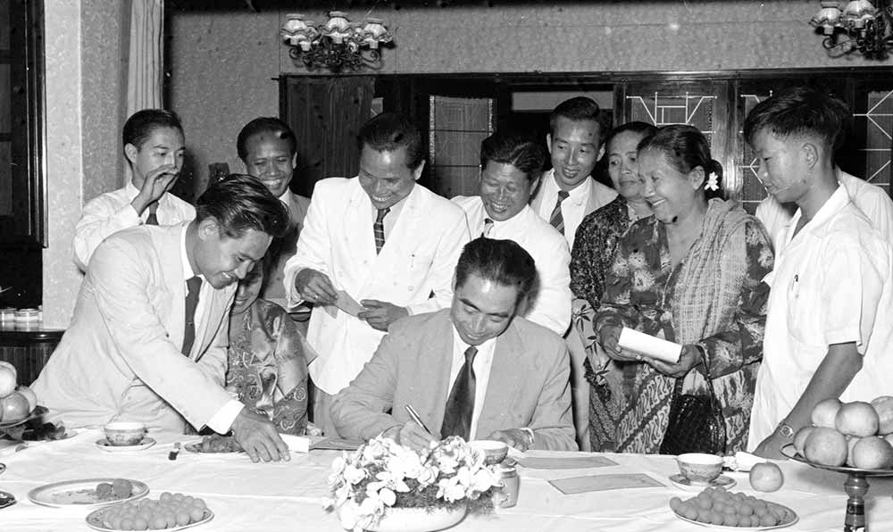 1955年4月25日，為迎接亞非會議而組織的萬隆人民委員會的代表請周恩來總理簽名留念。