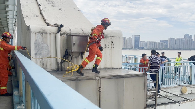 飛躍一撲！杭州消防員10秒救人
