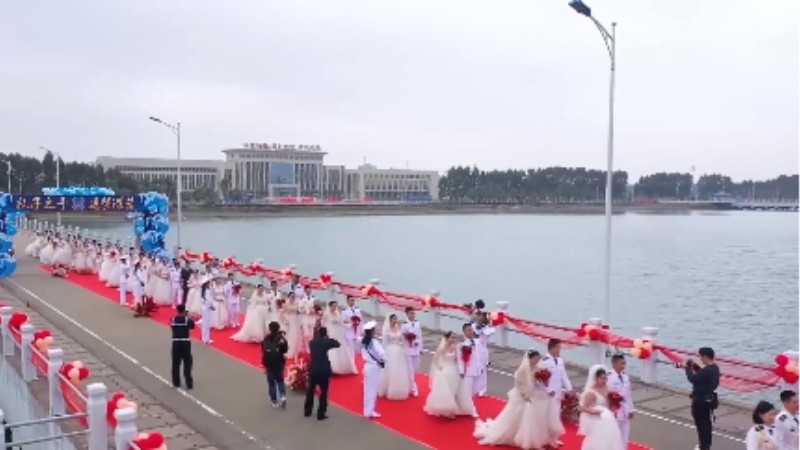 乘風(fēng)破浪來(lái)娶你！海軍某部30對(duì)新人舉行集體婚禮