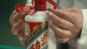“抱團(tuán)松動”！機(jī)構(gòu)慌了？有人急忙賣茅臺，有人連夜看周期